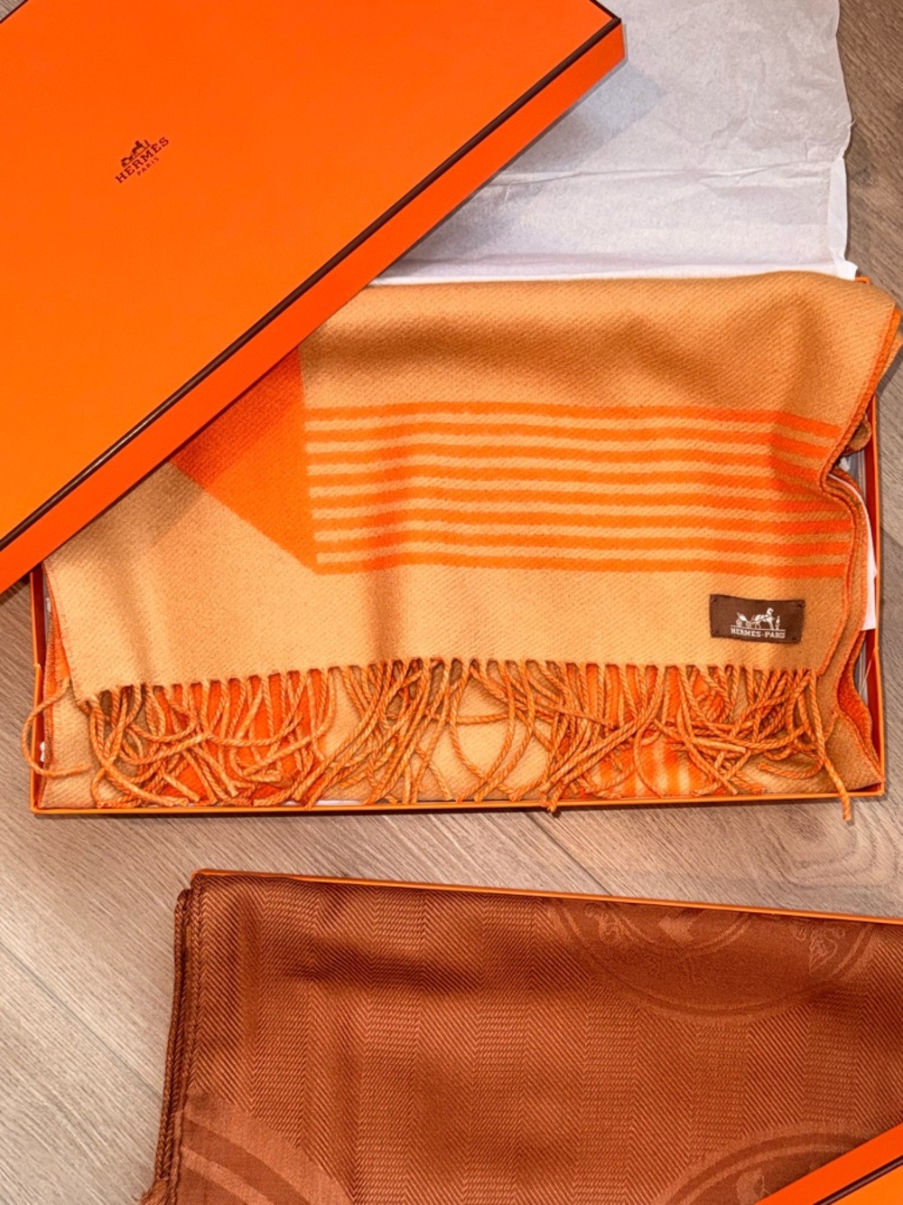 Hermès Casaque cashmere scarf (NEW with box and ribbon) - Picture 4 of 7